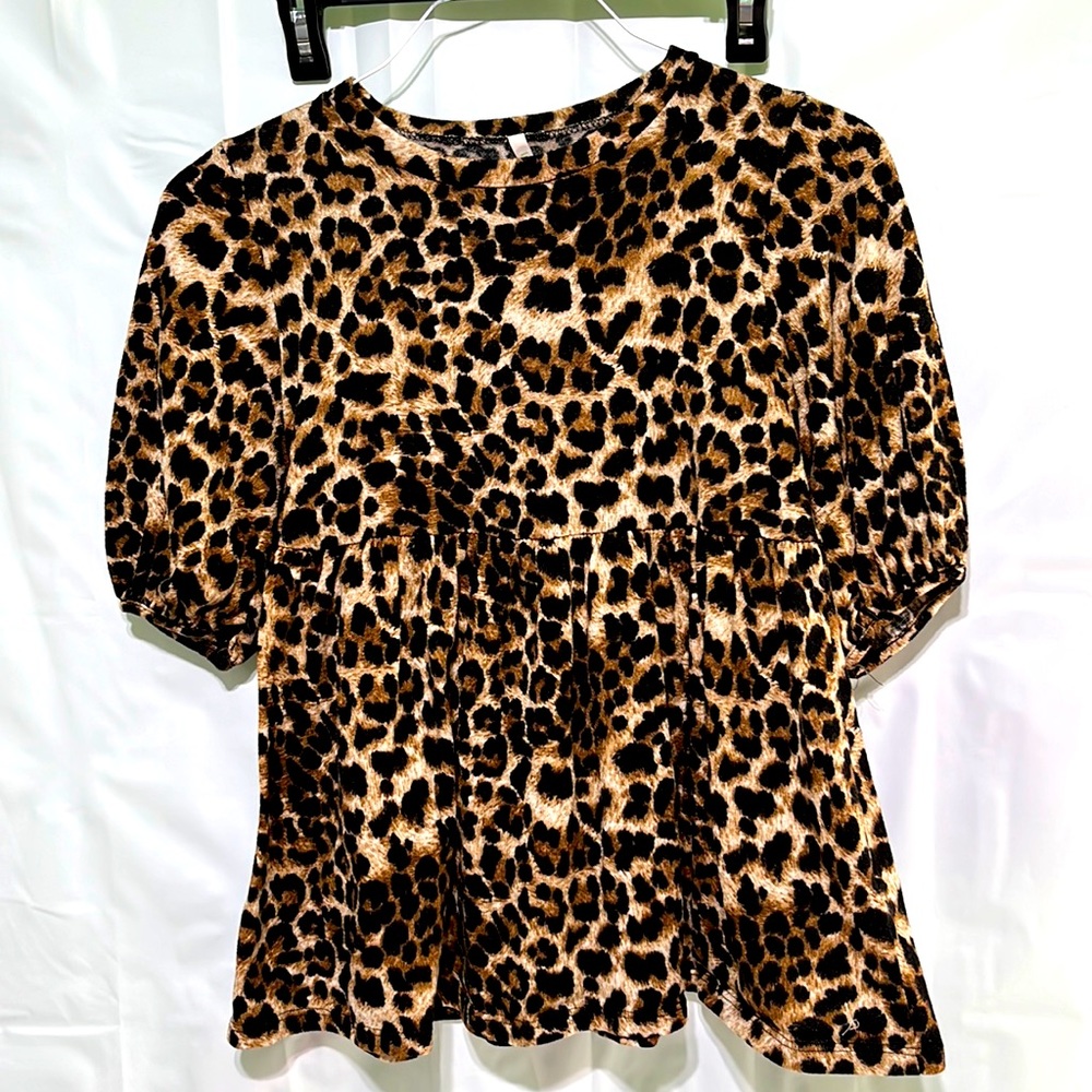 Boutique Lime n Chili leopard print top. Size small.